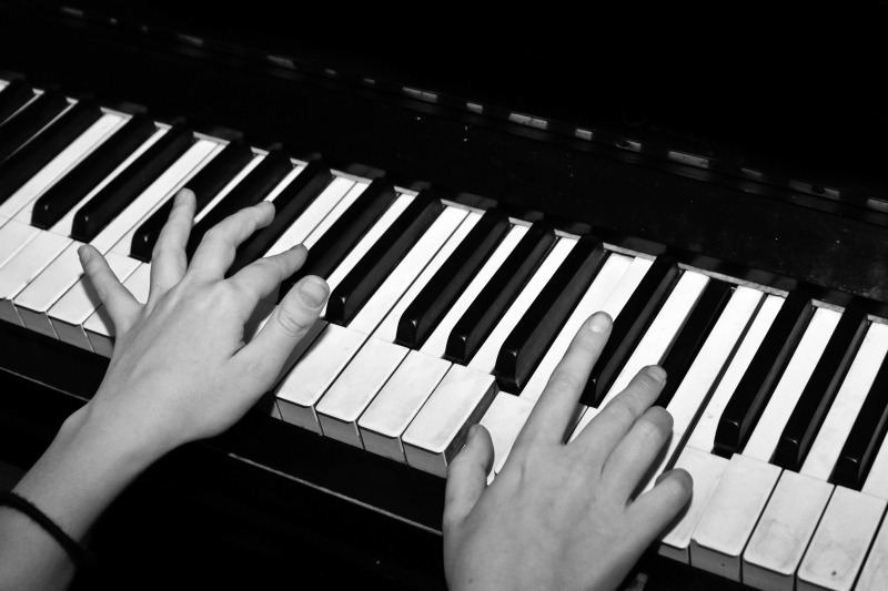 4437198-spela-piano